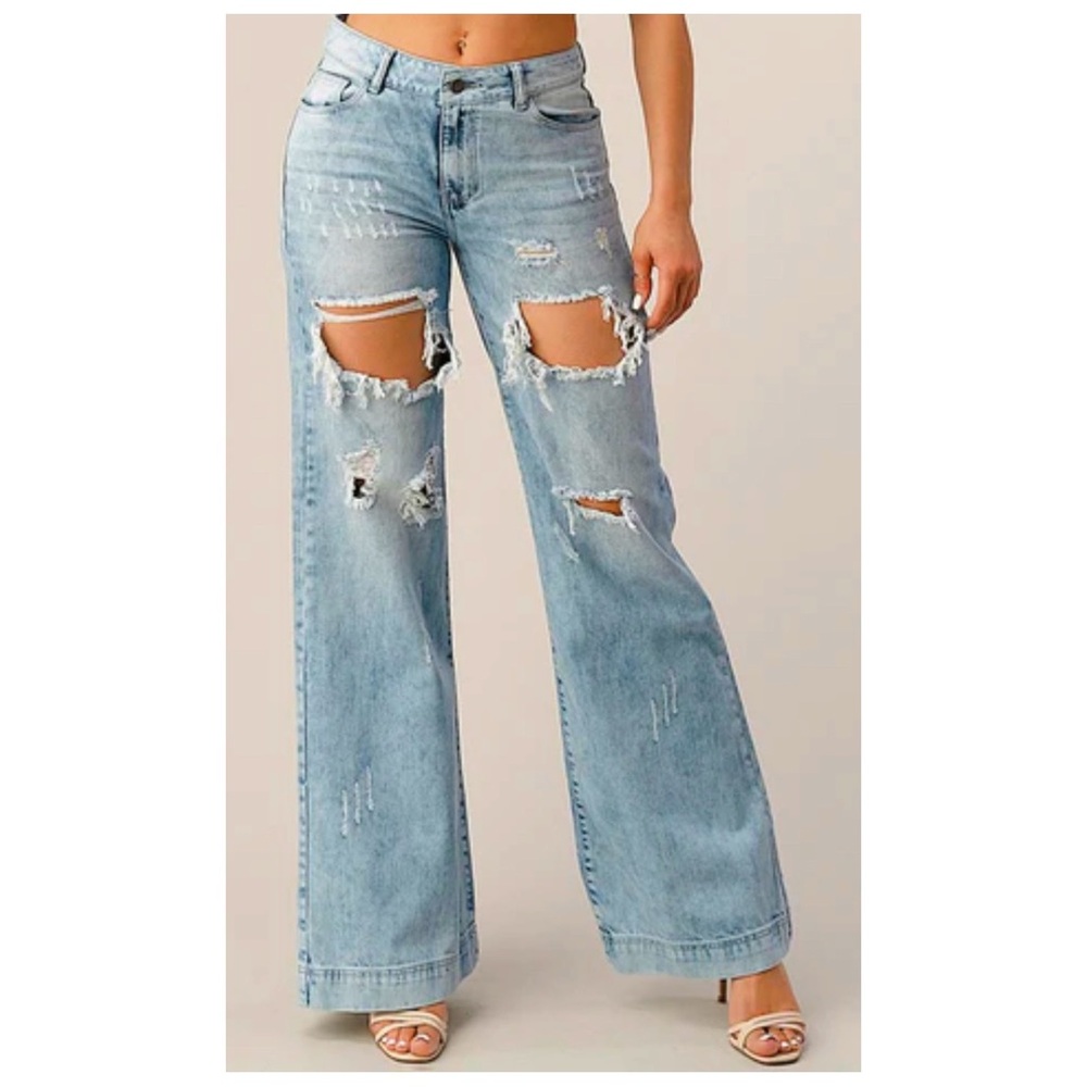 Women's Distressed Light Blue Jeans Size 7